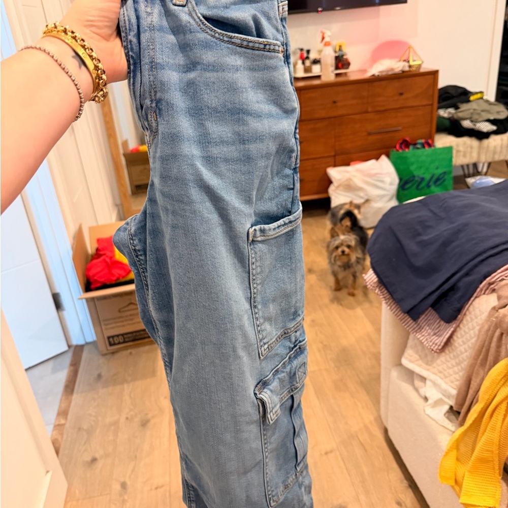 American Eagle Light Blue Wide-Leg Cargo Jeans- size 6 VERY FLATTERING - Picture 2 of 2